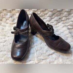 Clark’s Brown Leather Artisian Dbl Strap Mary Jane Pump Women’s Size 9 M. EUC